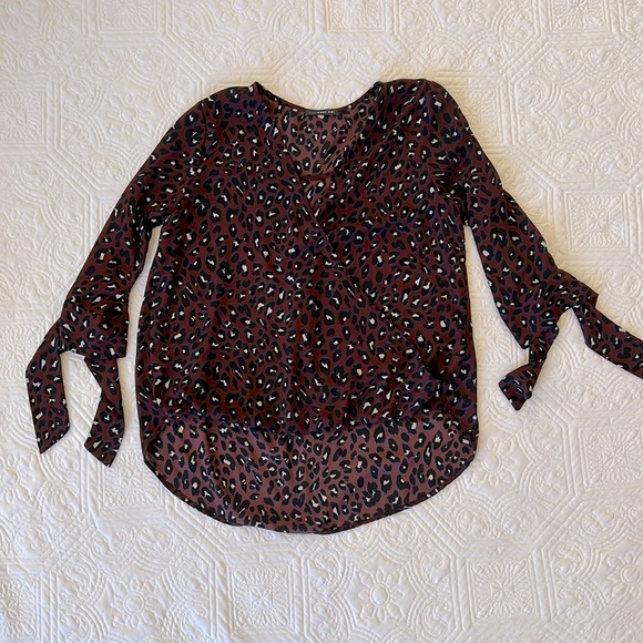 West Kei Leopard Print‎ Hi-Low Flounce Top, SZ M, 3/4 Tie Sleeve, EUC - Picture 1 of 7